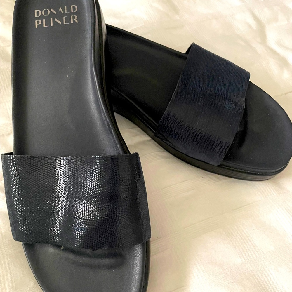 Donald Pliner sandals,9 1/2, EXCELLENT condition, cleaning out closet